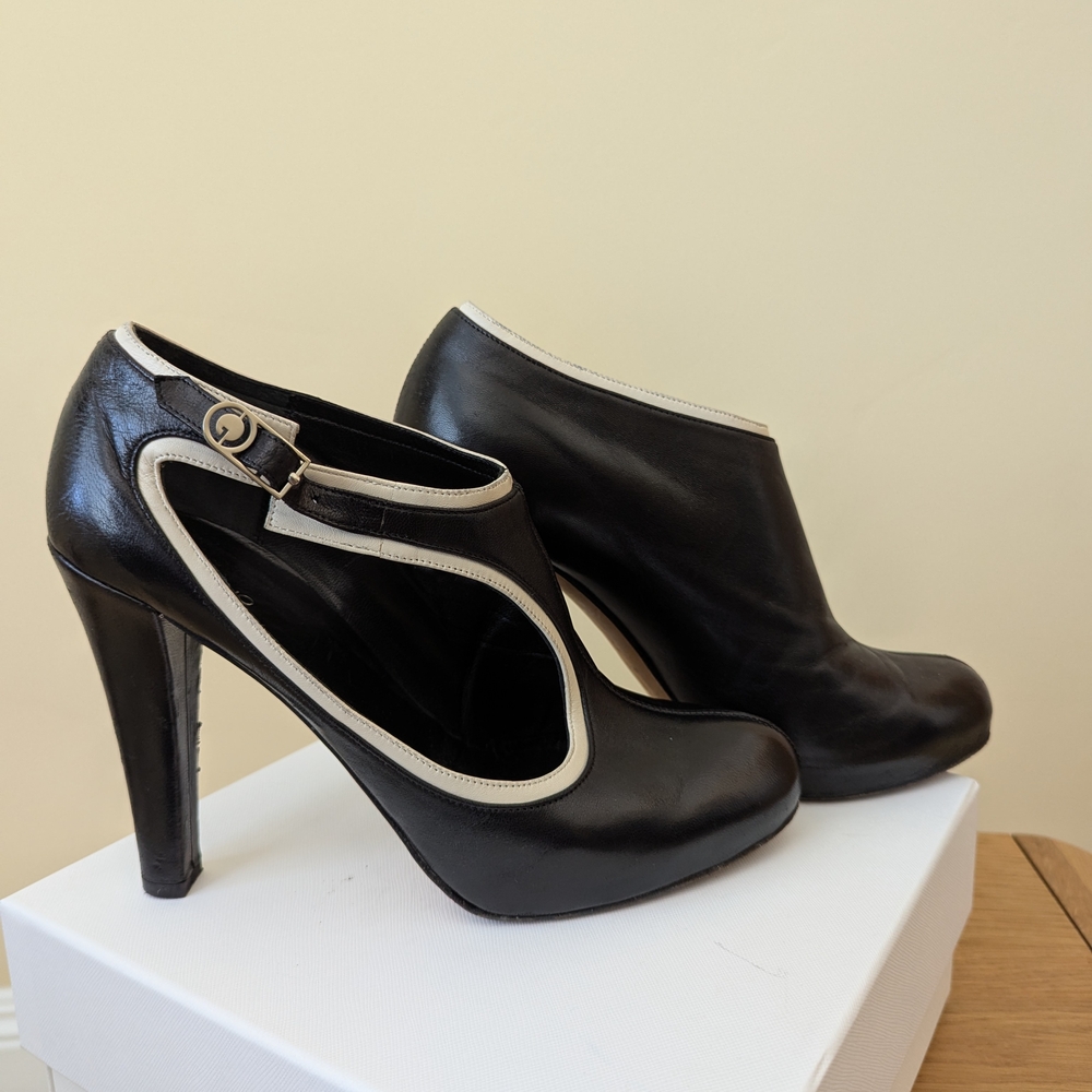 Gil Carvalho Elegant Black and Cream Leather Heels